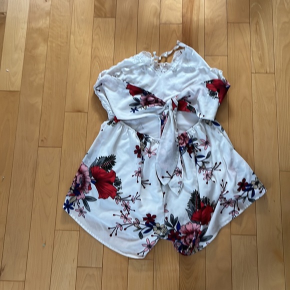 Romper w/ tie back - Picture 2 of 3